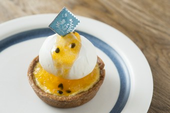 食感も楽しめる。『パッションフルーツのタルト』