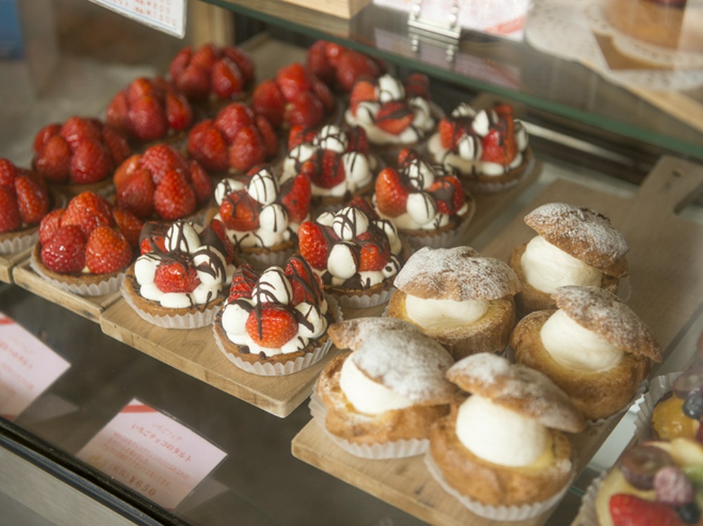 沖縄県内でもおいしいと言われる場所で採れる旬のフルーツを吟味