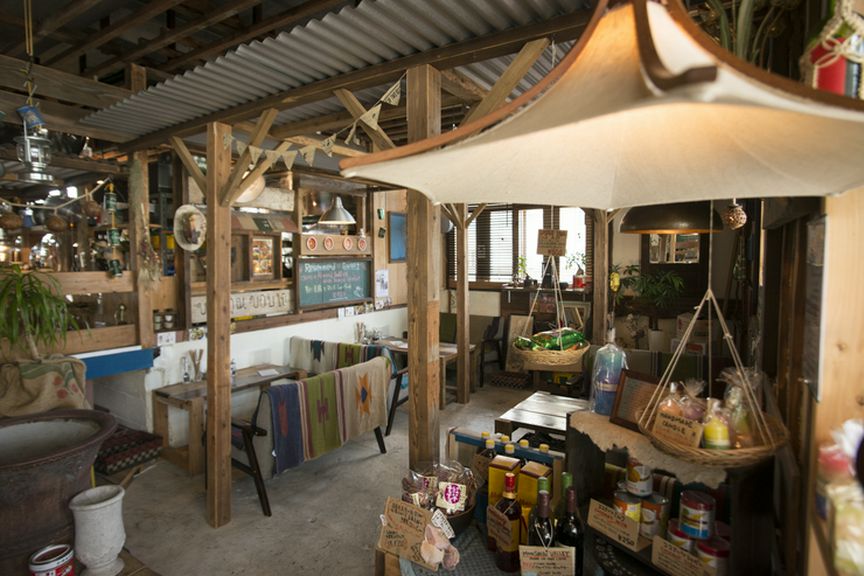 屋内にいながら屋外の屋台にいるかのような気分になれる店舗です
