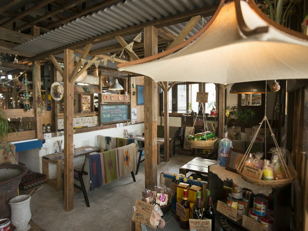 屋内にいながら屋外の屋台にいるかのような気分になれる店舗です