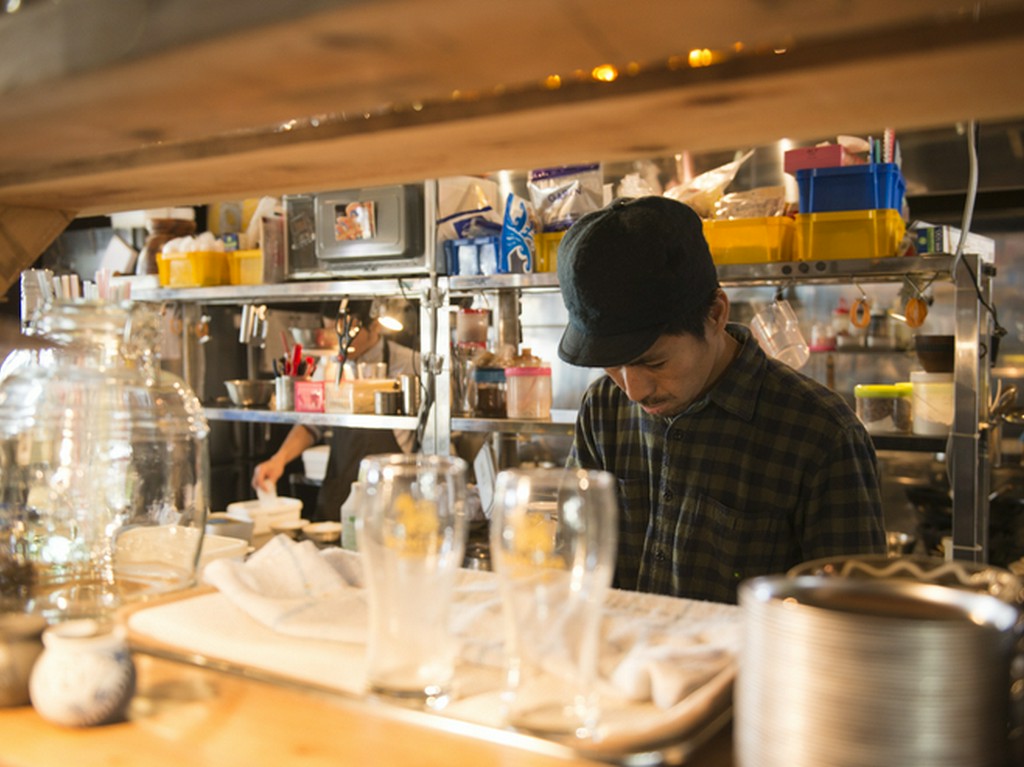 厨房前のカウンター席は、タイ屋台の雰囲気をより感じられます