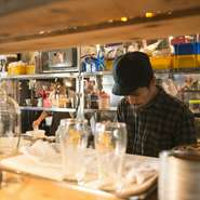 調理場の音が聞こえるカウンター席は、タイ屋台の雰囲気をよりリアルに再現しています。カウンターながら、イスが向かい合わせになっているので、より屋台の雰囲気が伝わってくるのも、アジア好きにはたまらない。