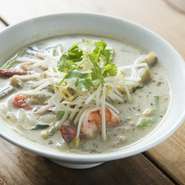 グリーンカレーのまろやかさの中にすっきりした辛味があるスープと米麺が相性抜群のオリジナルメニューです。