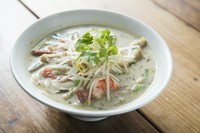 グリーンカレーのまろやかさの中にすっきりした辛味があるスープと米麺が相性抜群のオリジナルメニューです。