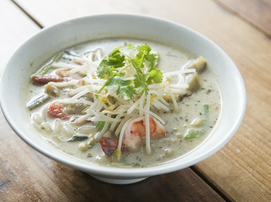 米麺とグリンカレーが絡むオリジナルメニュー『カレーフォー』