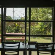 座敷席とテーブル席を完備しているため、足の悪いお年寄りや子供連れでも利用しやすい。窓際の席からは、緑の溢れる庭を眺めることもできて気持ちがいい。店内では、沖縄家屋ならではの立派な梁なども見られます。