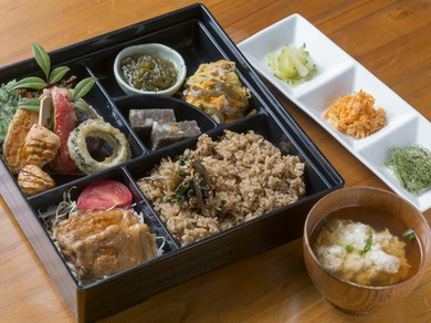 旬の島野菜と自慢の豆腐を堪能できる『喜色御膳』
