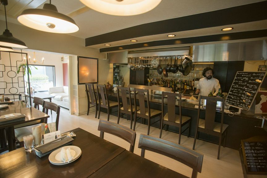 半地下の落ち着いた雰囲気の店内