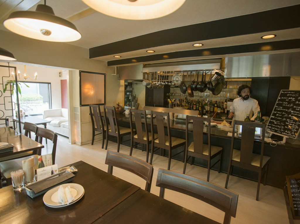 半地下の落ち着いた雰囲気の店内