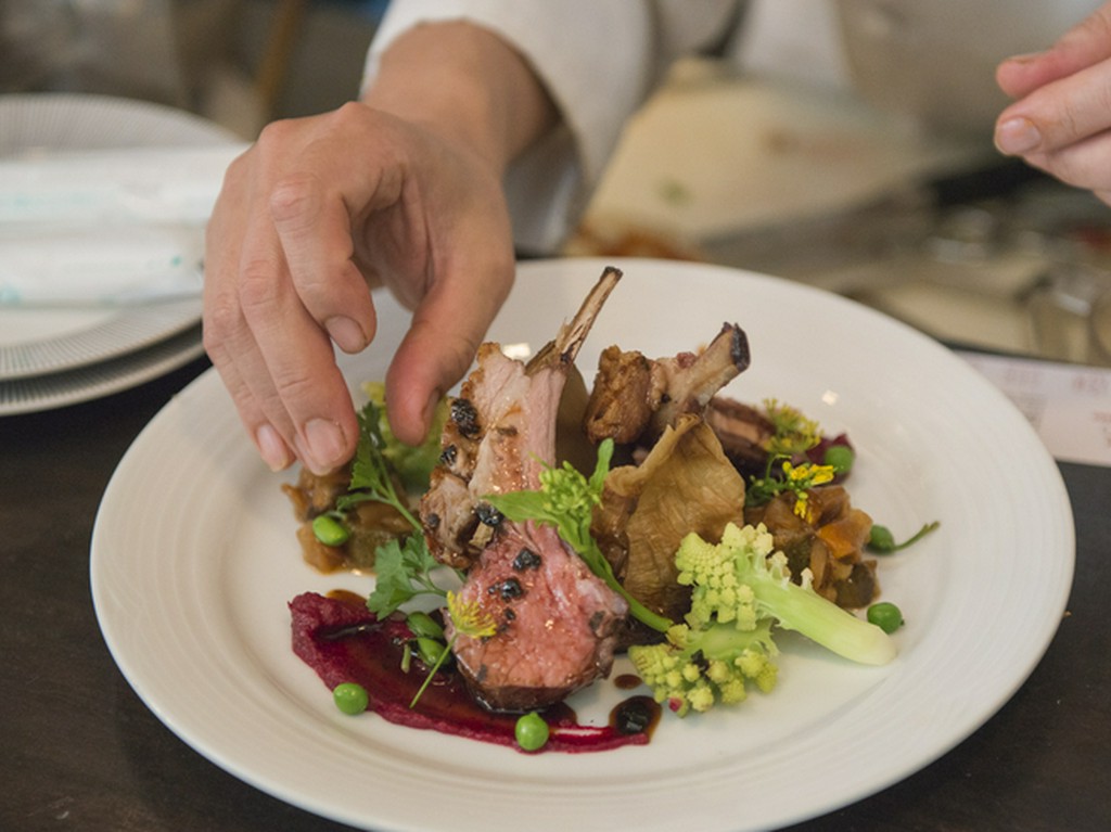 深夜までしっかりご飯が食べられる大人の空間
