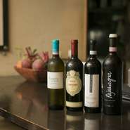 イタリア産を中心に、赤、白、スパークリングなどがオーダーでき、それぞれ種類も豊富。料理に合わせて、ワインの銘柄を相談するのも楽しい時間。ソフトドリンクやノンアルコール類、ビールなども揃っています。