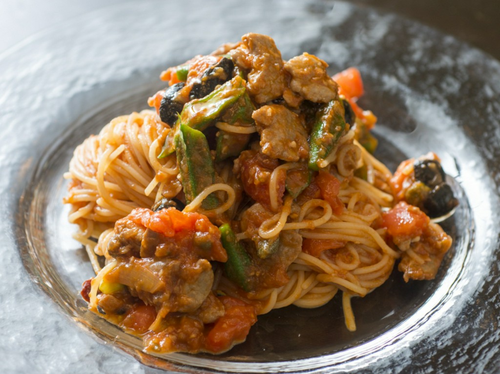 旬の野菜満載の『冷静のカッペリーニ 県産マグロとオクラとトマト』