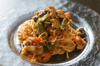 旬の野菜満載の『冷静のカッペリーニ 県産マグロとオクラとトマト』