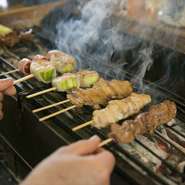 焼き鳥店ながら、本日のおすすめメニューのジャンルとメニュー数の豊富さもこの店の魅力のひとつ。席に座って飲み物をオーダーしたら、串をオーダーする前にまずはこの黒板をチェックするのが焼膳スタイルです。