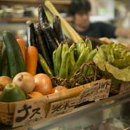 可愛い名札と一緒にカウンターに並ぶ旬の野菜は焼き野菜としてオーダーするのがおすすめ。沖縄県産はもちろん、日本各地から取り寄せる珍しい野菜に出会えることもあり、串と並ぶもうひとつの主役として人気です。