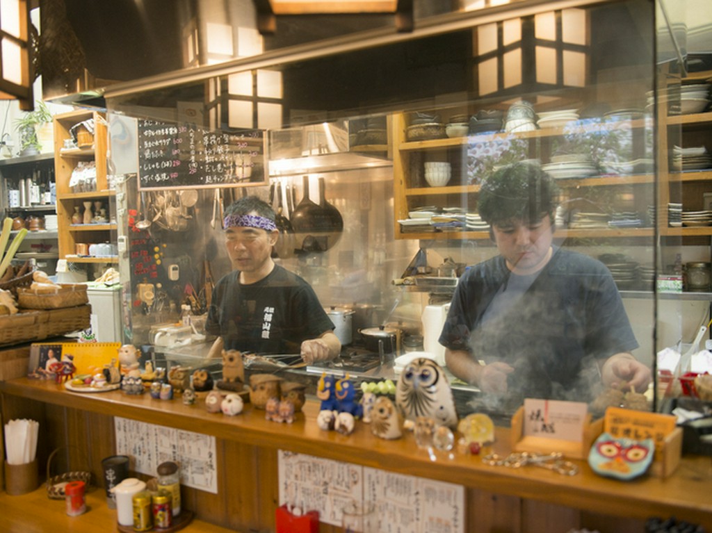 焼き場の活気ある雰囲気と香ばしい香りが食欲をそそる