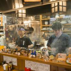 焼き場の活気ある雰囲気と香ばしい香りが食欲をそそる