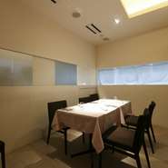 大きなお店というわけではないですが、4人と8人が利用できる2つの個室があり、周囲をカーテンで囲めるようになっています。もちろん人数の調整も可能で、2室を一部屋につないで大きい個室にすることもできます。