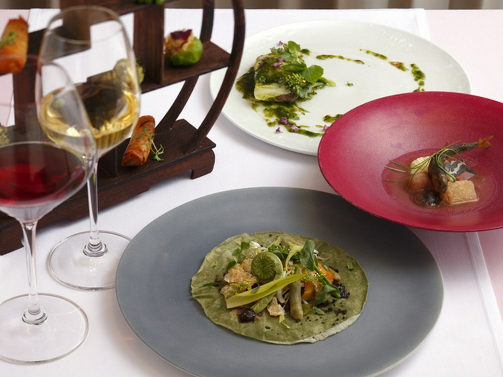 着るもの一つで素材の表情が変わることも知っている