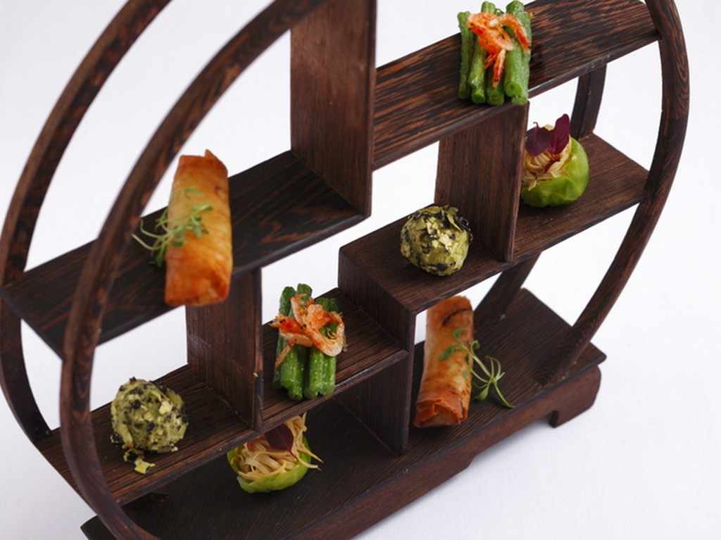 テーマは「豆」。観覧車のような飾り棚に盛られた『前菜の盛り合わせ』