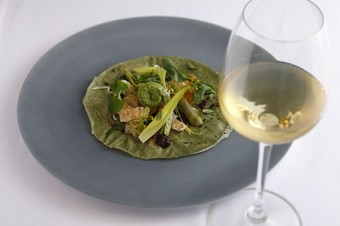 『新緑』という名の野菜のみで構成した、北京ダックの精進料理版