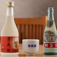 店に置く日本酒は灘の泉酒造に限定。阪神淡路大震災後、他の蔵から多数のオファーがあっても浮気はしませんでした。燗酒は廃盤になった瓶を徳利がわりにして出す一途さ。オリジナル銘柄はかんさいだきに合わせた味。