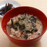 おでんダシで炊いたご飯にさらにダシをかけて味わう〆の逸品。繊細な味だからこそ、サラサラいける。海苔とゴマをたっぷり。