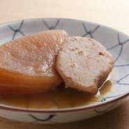 丹後の農家から仕入れる淀大根にはダシが染み渡り、静岡の磐田から仕入れる海老芋は固めな食べ応え。