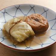 自慢の豚ミンチとタマネギをたっぷり詰めたロールキャベツは甘い味わいに仕立てます。ちょっと上等ですえ。関西では「がんもどき」より「飛竜頭（ひろうす）」と呼ぶのが一般的。元はポルトガル語とか。