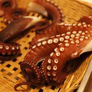 明石のタコといえば、ブランド蛸と言っても良いほど有名になりました。今や高級食材でもありますが、そこは老舗の底力。長い付き合いの仕入れ先から、上等なものを安定供給してもらっています。