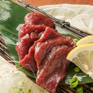 リーズナブルでありながら、産地や料理との相性などを吟味し、厳選した食材を使用。1つ1つのメニューは手作りにこだわり、安心の旨さをご提供しております。桜肉は熊本直送！！