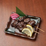 脂はまるで臭みをなくしたラムのように甘くクセになる一串。当店イチオシ！