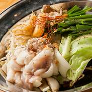 お待ちかねの新登場！九州黒糖醤油をベースに数種類の醤油をブレンドし、鶏脂と焦がし香味野菜で風味づけした渾身のコクの一撃！！一度お試し頂きたい逸品となりました。もちろんコースでもお選び頂けます！