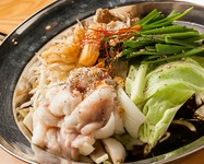 お待ちかねの新登場！九州黒糖醤油をベースに数種類の醤油をブレンドし、鶏脂と焦がし香味野菜で風味づけした渾身のコクの一撃！！一度お試し頂きたい逸品となりました。もちろんコースでもお選び頂けます！