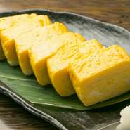 宗田、サバ、ムロアジなどをブレンドした節からひいた出汁で仕上げたこれぞこれるもんの名物だし巻き玉子！当店は巻き置きをせず、オーダー頂いてからお作りしておりますのでお時間を頂く場合もございます。