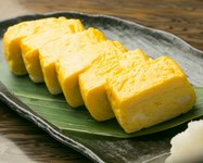 宗田、サバ、ムロアジなどをブレンドした節からひいた出汁で仕上げたこれぞこれるもんの名物だし巻き玉子！当店は巻き置きをせず、オーダー頂いてからお作りしておりますのでお時間を頂く場合もございます。