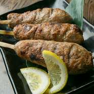 毎日ひとつひとつ手差しで手作りの焼き鳥の中でも超人気の「生つくね」。蒸したりせずに生の状態から焼き上げるのでジューシーでボリュームも抜群！