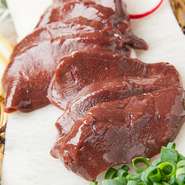 １頭からごくわずかしか取れない大変希少な部位です。牛のレバ刺しと比べると臭みがなくプリプリとした食感で、塩とごま油でお召上がり下さい。