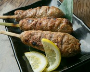 毎日ひとつひとつ手差しで手作りの焼き鳥の中でも超人気の「生つくね」。蒸したりせずに生の状態から焼き上げるのでジューシーでボリュームも抜群！