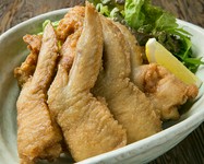 4本付きでボリューム抜群。丁寧に中骨を抜いていますので、骨なしで食べやすいので、皆に愛される一品です。塩味、タレ、辛いタレ味お好みで！