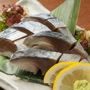 〆方が絶妙で、浅めに〆ているので生のサバの触感と旨みがあり、酸味と生臭さが少ない。数量限定の売り切れゴメンな一品!!