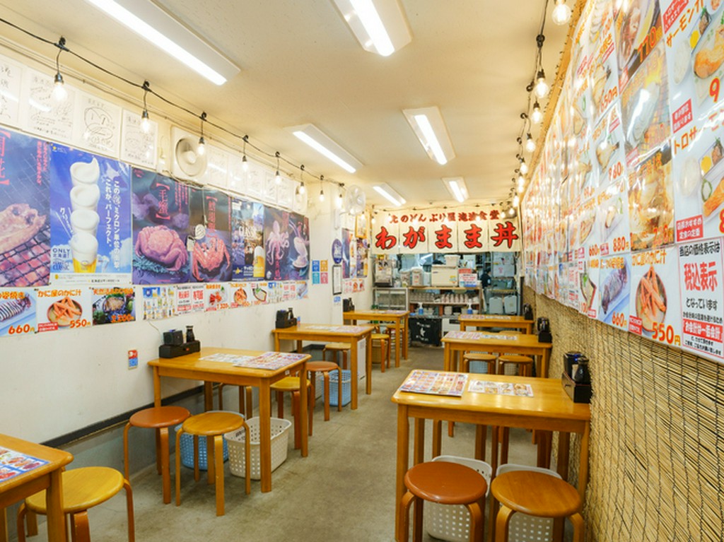 市場ならでは。ワイワイガヤガヤと賑わいのある食堂