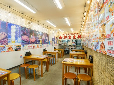 市場ならでは。ワイワイガヤガヤと賑わいのある食堂