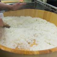 地産地消にこだわり、お米はもちろん北海道産。酢飯としても白飯としても用意しています。炊きあがった瞬間のふんわりとした優しい香り、噛むほどに甘いお米の粒。海鮮の旨味と相まって、食がどんどん進みます。