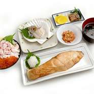 かにイクラ丼は小サイズです