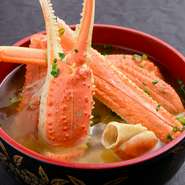 大きめの寸胴に日高産昆布と“生のかに”を豪快に入れ、煮ること1時間。かにの出汁で、寸胴内が満たされます。仕上げに、北海道産の白味噌と塩を当店独自の配合で味付け。かにの旨味を感じられる、自慢の一杯。