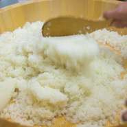 北海道産のななつぼしを100％使用。白米を使った海鮮丼が多い中、私の修業経験をもとに、海鮮丼には「こだわったネタに合うシャリ」を使用しています。ぜひ、一度ご賞味ください。（白米もご用意しております）

