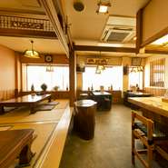 千葉県内房の富津でとれる、新鮮な地魚料理が自慢の居酒屋です。漁師さんから直接買いつけているから、鮮度は抜群。生きたまま運ばれてきた地魚が、店内の水槽で泳いでいます。貝の活け造りや、活魚料理は格別な味。