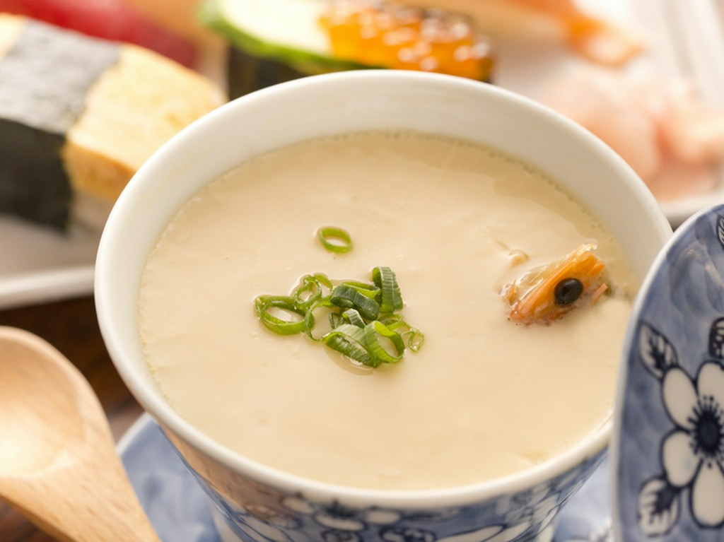 具だくさんの『茶碗蒸し』は、だしがきいた上品な味で女性に人気