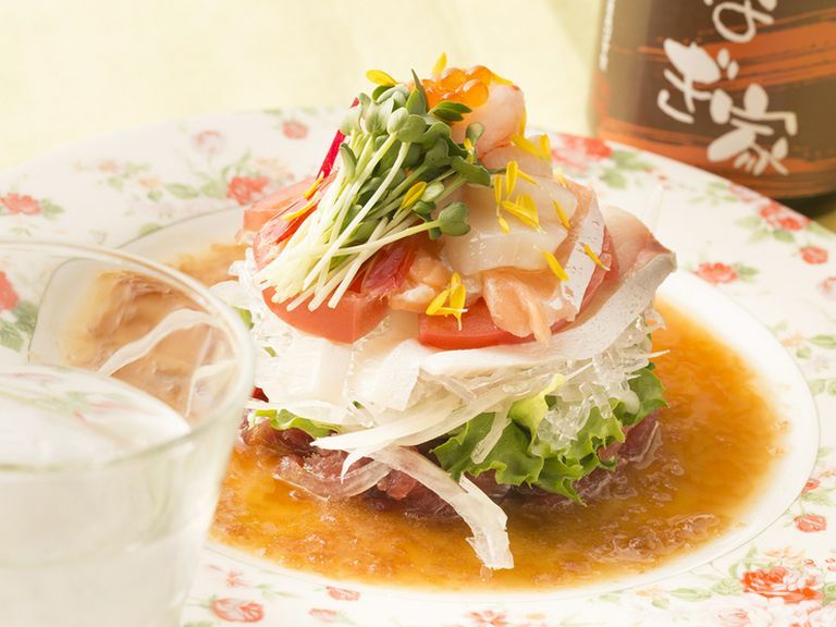 新鮮な地魚と生野菜の『海鮮サラダ』は、自家製ドレッシングで